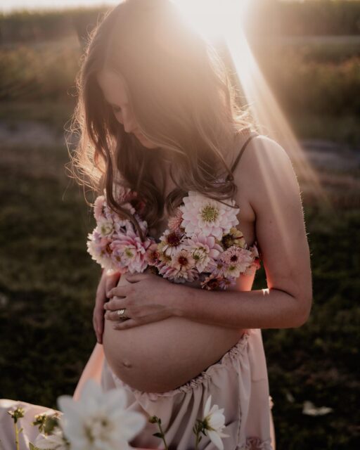 𝒆𝒊𝒏 𝑶𝒃𝒆𝒓𝒕𝒆𝒊𝒍 𝒂𝒖𝒔 𝑩𝒍𝒖𝒎𝒆𝒏 🤍💐

wir lieben spezielle Herausforderungen und so haben wir dieses Blumenoberteil extra für das Maternity shooting angefertig. 

Blumen als Zeichen für Fruchtbarkeit, Fülle, pure Weiblichkeit und Liebe.

📸 by @elisaertlfotografie 
Danke für dein kreatives Sein und dein Auge für Schönes 🤍

#flowerfarm #bioblumen #maternity #maternityshoot #fruchtbarkeit #weiblichkeit #prenatalshoot #